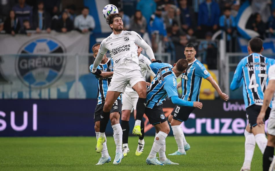 Disputa aérea no jogo entre Grêmio e Ceará. (Foto: Maxi Franzoi/AGIF)