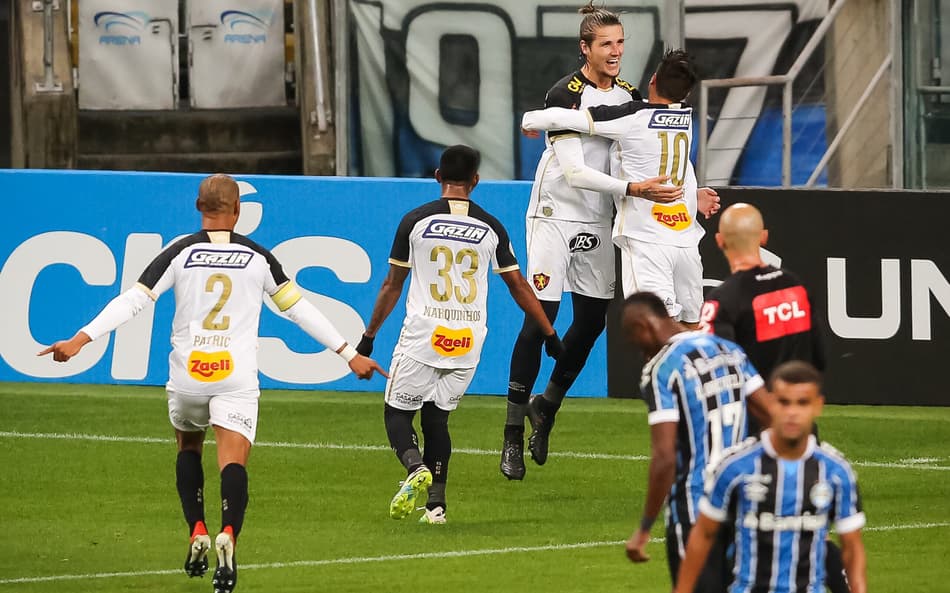 Jogadores do Sport comemoram gol na vitória sobre o Grêmio pelo Campeonato Brasileiro de 2020. (Foto: Pedro H. Tesch/AGIF)