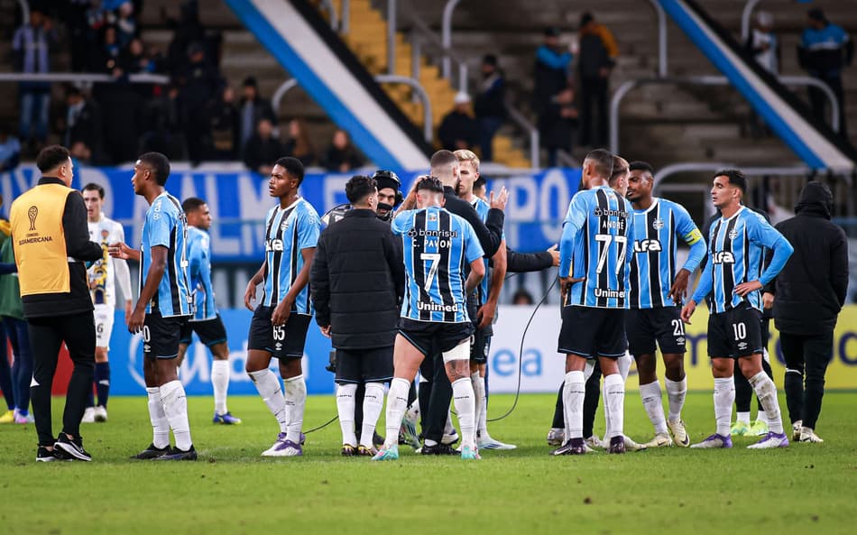 Jogadores do Grêmio reunidos após partida na Arena do Grêmio. (Foto: Maxi Franzoi/AGIF)