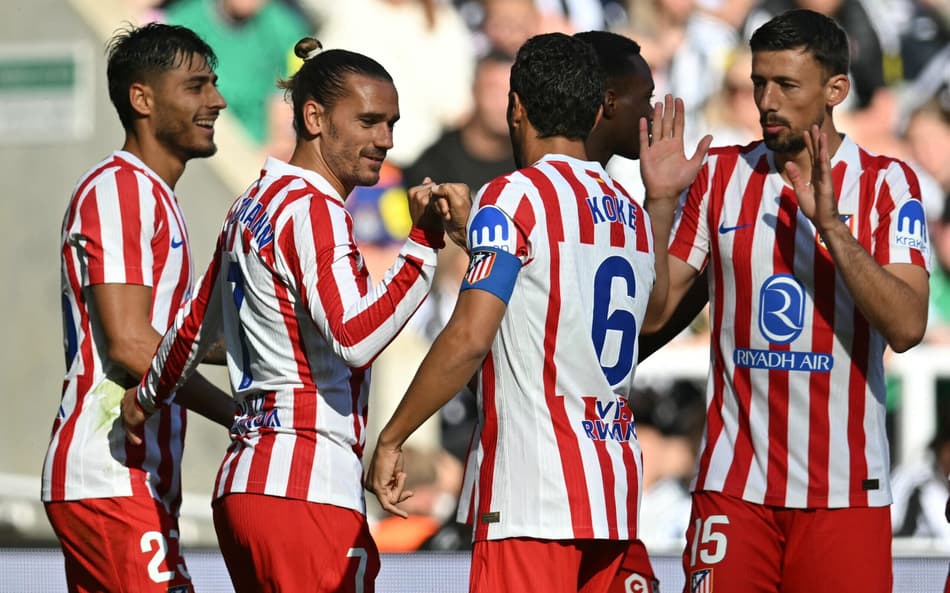 Griezmann é cumprimentado após marcar gol pelo Atlético de Madrid contra o Newcastle