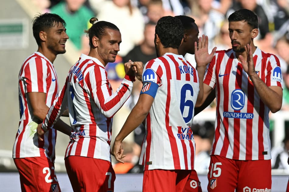 Griezmann é cumprimentado após marcar gol pelo Atlético de Madrid contra o Newcastle