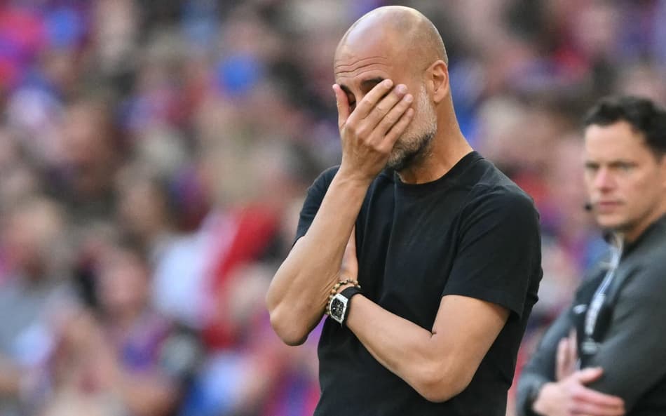Guardiola lamenta derrota do Manchester City para o Crystal Palace na final da Copa da Inglaterra. Treinador foi comparado com Abel Ferreira, do Brasileirão (Foto: Glyn Kirk/AFP)