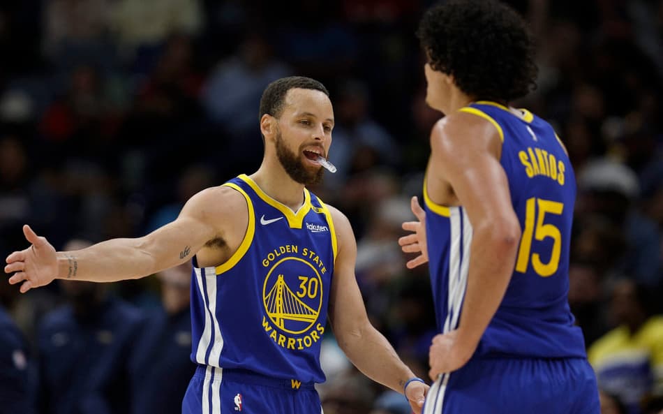 Stephen Curry e Gui Santos na partida entre Warriors e Pelicans na NBA (Foto: Sean Gardner / AFP)