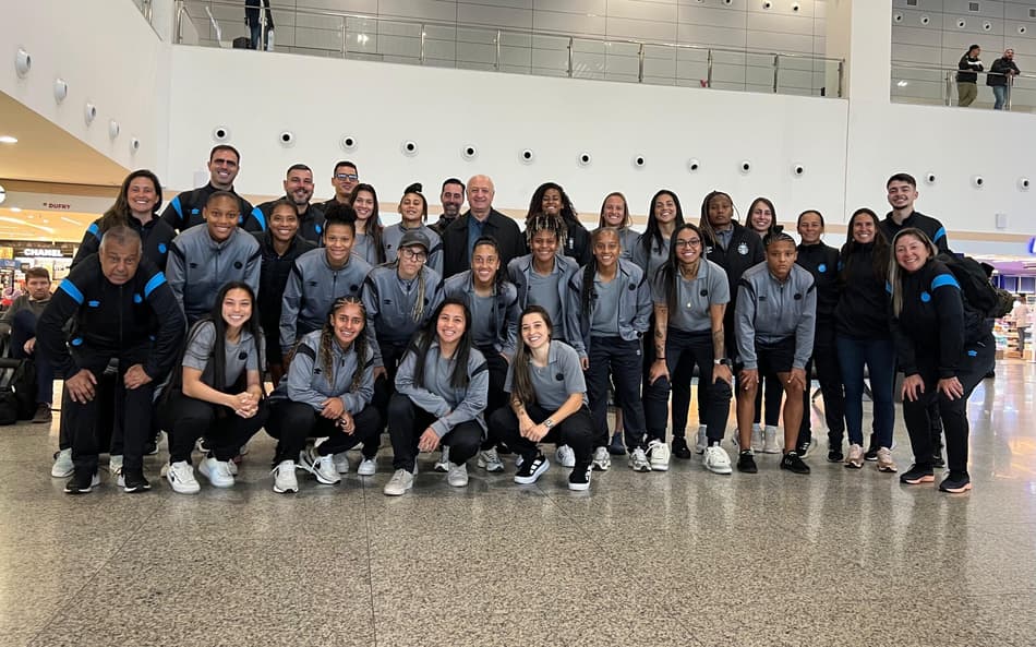 Gurias Gremistas no Aeroporto Salgado Filho, antes do embarque para Salvador. (Foto: Divulgação/Grêmio FBPA)