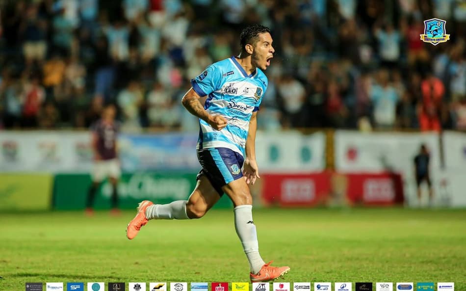 Gustavo Apis comemora gol marcado pelo Pattaya United, da Tailândia
