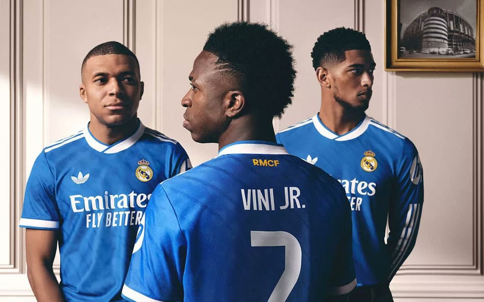 Vini Jr., Mbappé e Jude Bellingham apresentam o novo terceiro uniforme do Real Madrid (Foto: Divulgação/ Real Madrid)