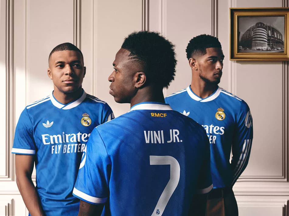 Vini Jr., Mbappé e Jude Bellingham apresentam o novo terceiro uniforme do Real Madrid (Foto: Divulgação/ Real Madrid)