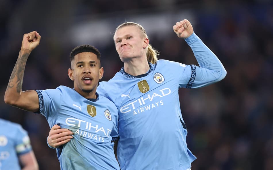Haaland comemora com Savinho o gol dele pelo Manchester City contra o Leicester