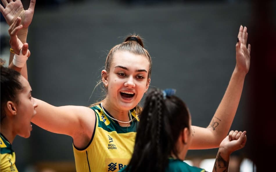 Helena disputando na Seleção Sub-21 de vôlei feminino (Foto: FIVB/Divulgação)