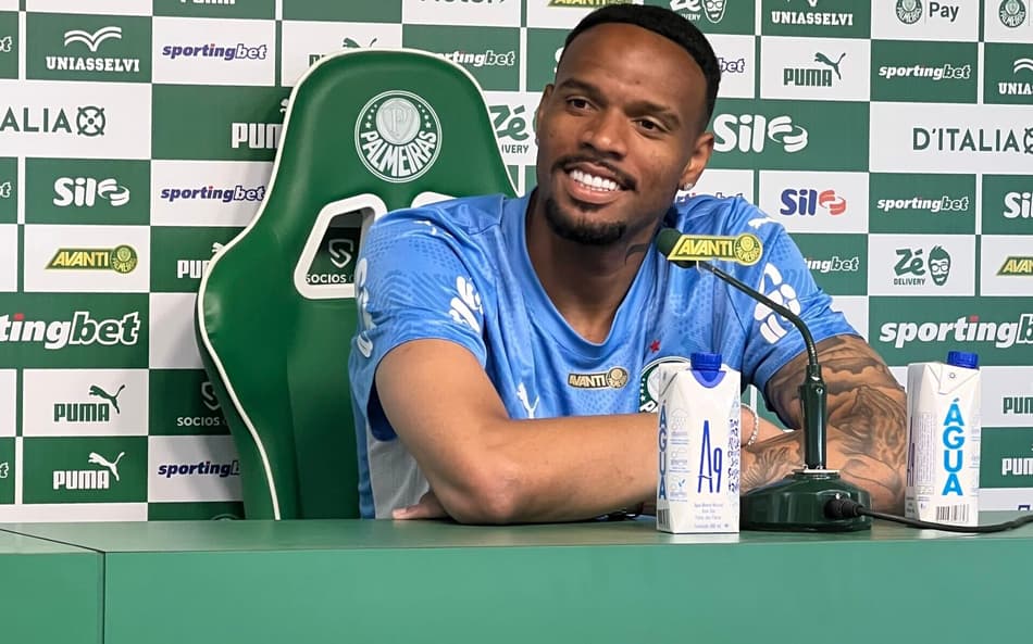 Carlos Miguel, goleiro do Palmeiras, durante apresentação