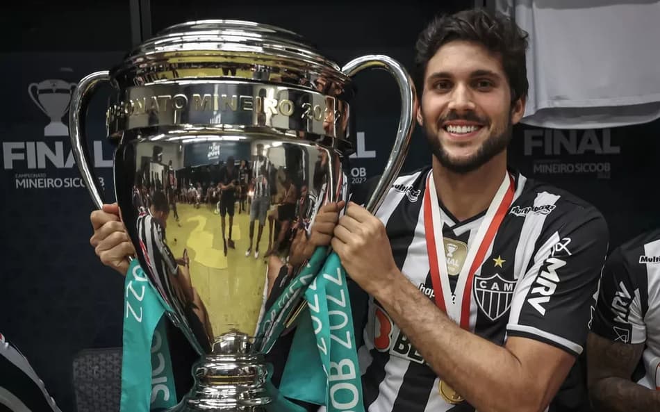 Igor Rabello com a taça do Campeonato Mineiro de 2022