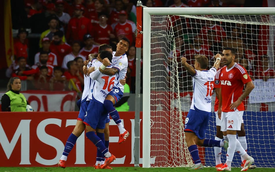 Jogadores comemoram o gol em Internacional x Nacional-URU, no Beira-Rio. (foto: SILVIO AVILA / AFP)