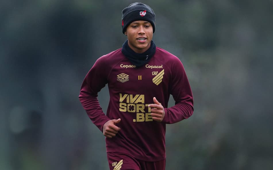 Isaac passará por cirugia no joelho e só retorna no Athletico em 2026