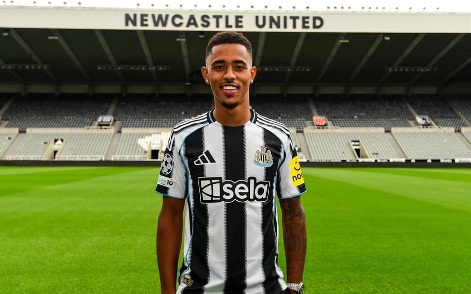 Jacob Ramsey é novo jogador do Newcastle (Foto: Divulgação/Newcastle)