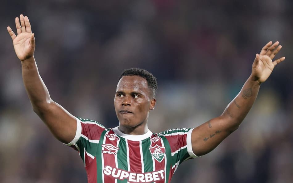 Jhon Arias se despede do Fluminense após a partida contra o Cruzeiro