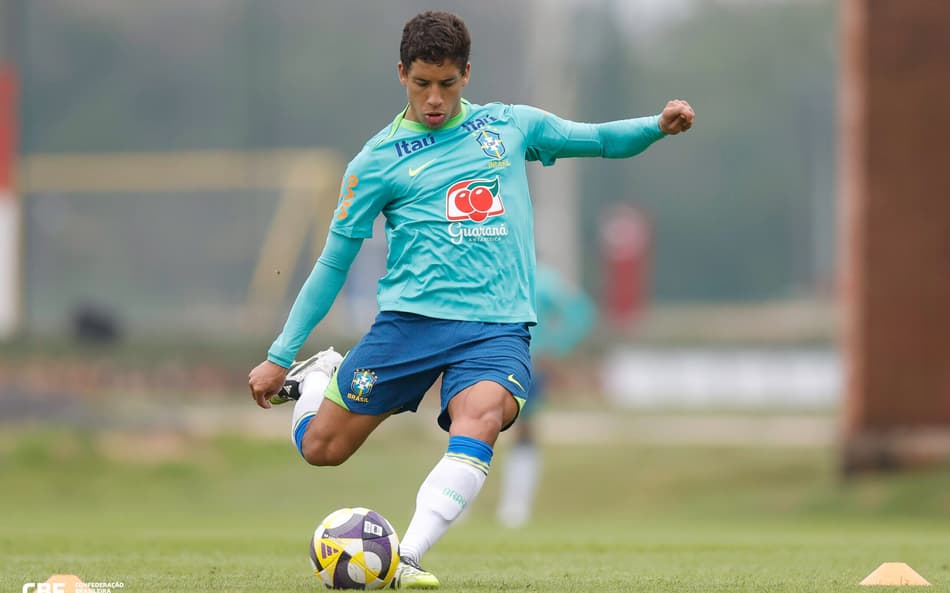 João Cruz finaliza em treino da Seleção Brasileira Sub-20, em Assunção