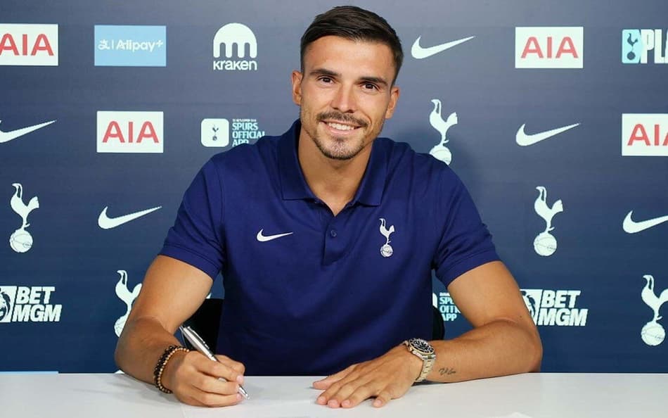 João Palinha assinando seu contrato com o Tottenham (Foto: Divulgação/Tottenham)