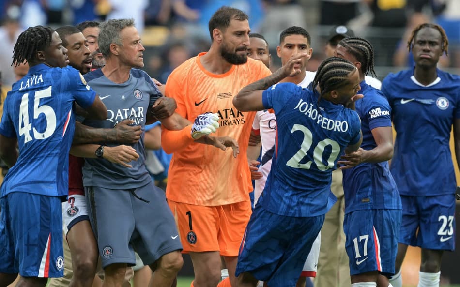 João Pedro cai ao chão após receber tapa na cara de Luis Enrique após a final do Mundial de Clubes