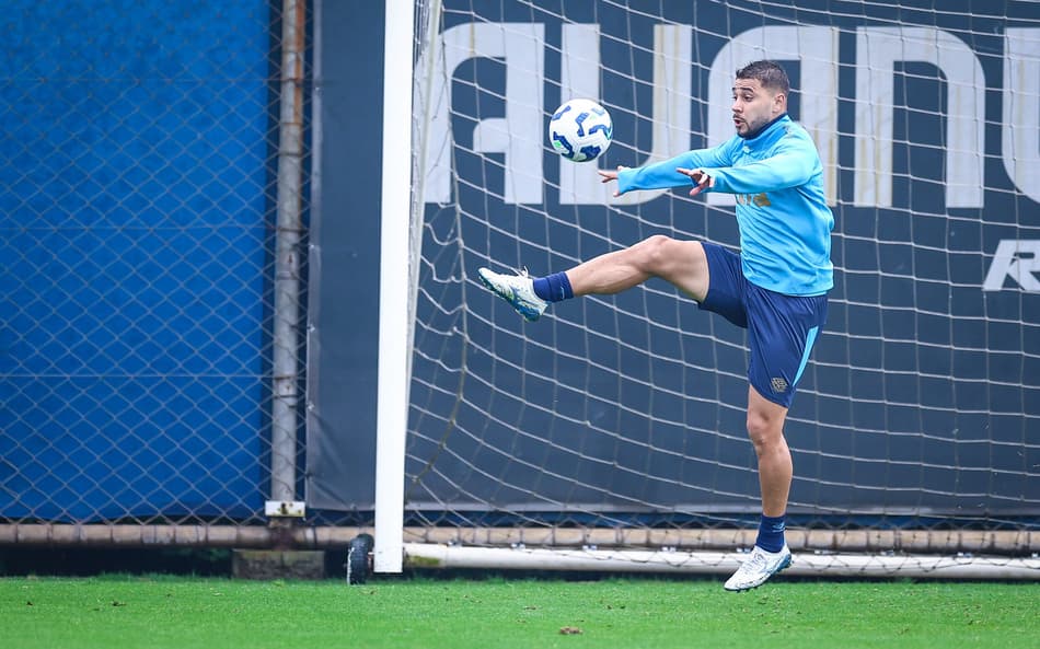 João Pedro, lateral direito do Grêmio, treina com bola no CT Luiz Carvalho. (Foto: Lucas Uebel/Grêmio FBPA)