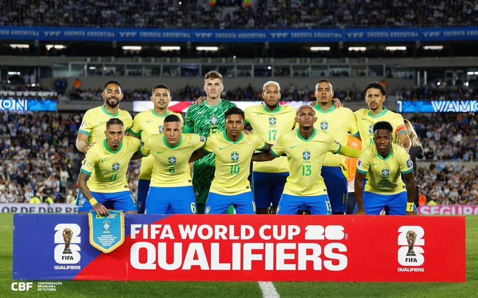 Joelinton dentre os titulares da Seleção Brasileira contra a Argentina, na Data Fifa de março