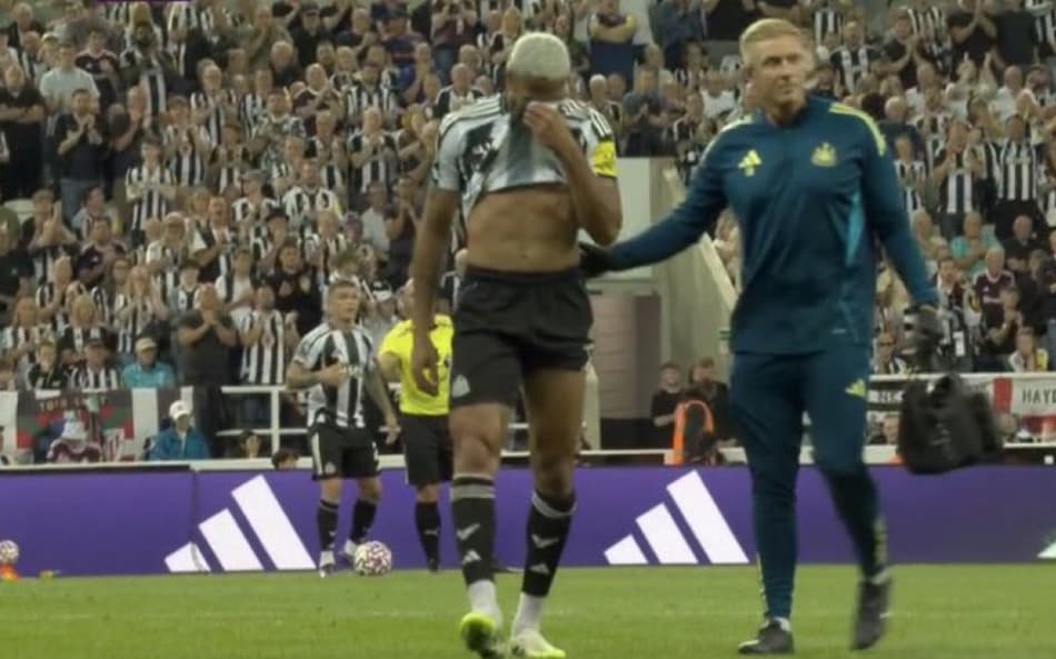 Joelinton sai lesionado de Newcastle x Liverpoool