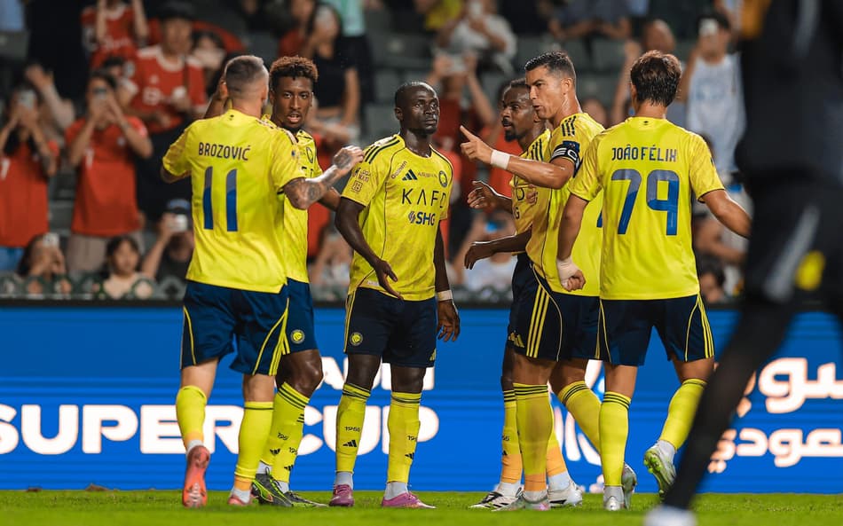 Jogadores do Al-Nassr comemoram gol de Mané contra o Al-Ittihad, pela Supercopa Saudita