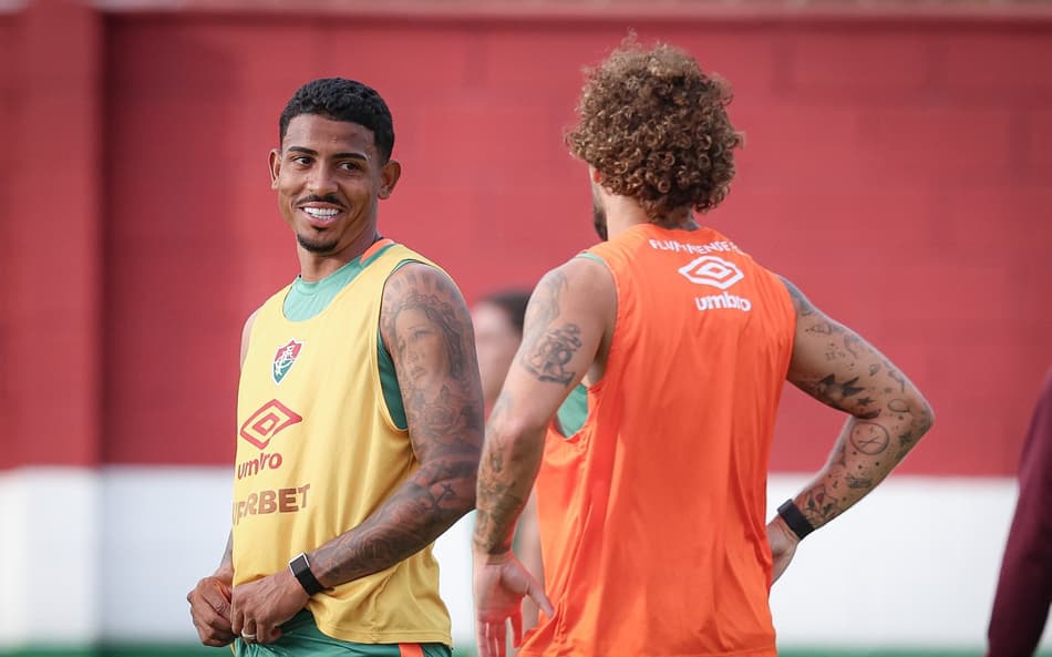 John Kennedy conversa com Guga em treino do Fluminense