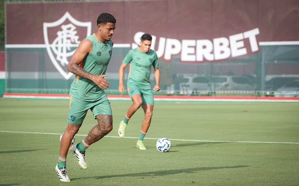 John Kennedy em treino com o Fluminense antes do clássico contra o Flamengo