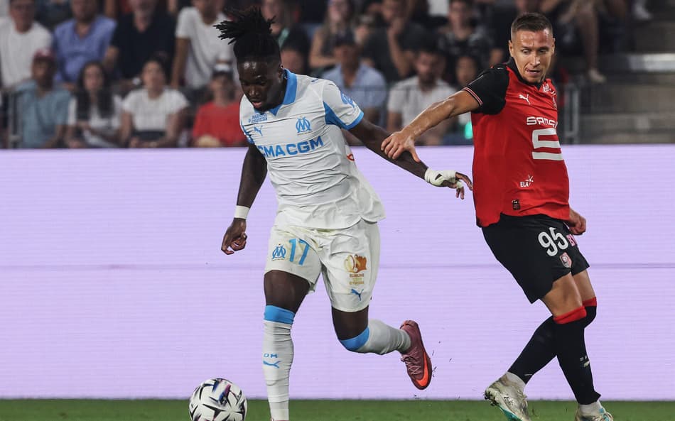 Jonathan Rowe em ação no jogo entre Olympique Marseille e Rennes