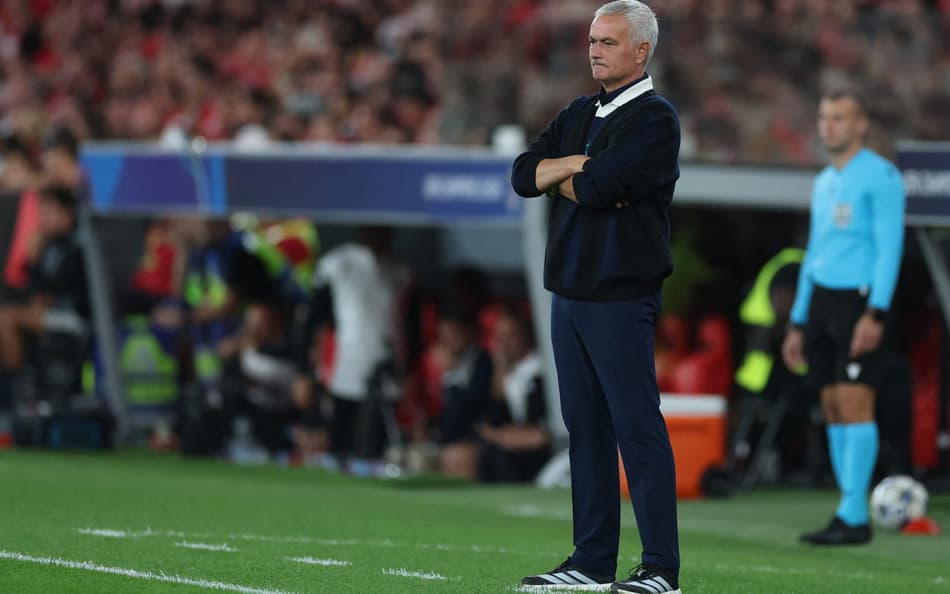 José Mourinho durante o jogo entre Fenerbahce e Benfica