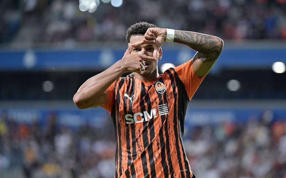 Kauã Elias comemora gol pelo Shakhtar Donetsk contra o Besiktas, pela Europa League