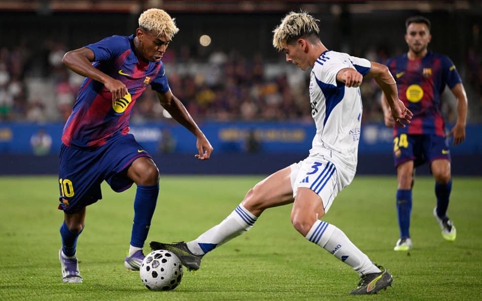 Lamine Yamal dribla defensor no duelo entre Barcelona e Como