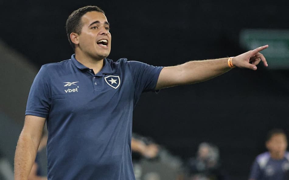 Leo Goulart durante a ida da final do Brasileirão Feminino A2, entre Botafogo e Santos