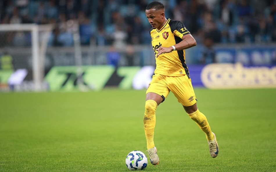 Léo Pereira com a bola na vitória do Sport sobre o Grêmio. (Foto: Maxi Franzoi/AGIF)