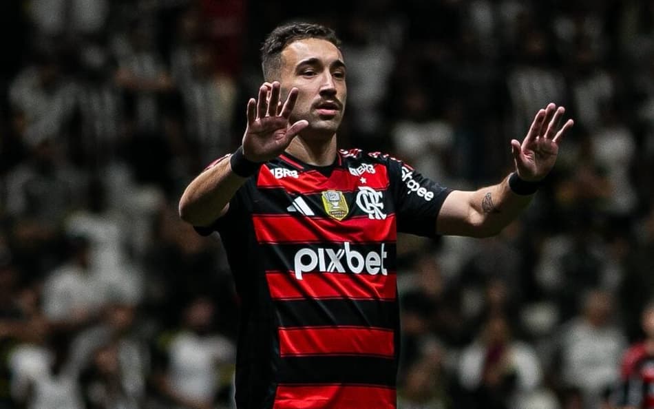 Léo Ortiz no jogo do Flamengo contra o Atlético-MG