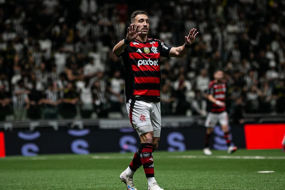 Léo Ortiz no jogo do Flamengo contra o Atlético-MG