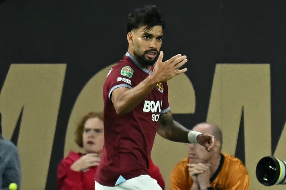Lucas Paquetá comemora gol marcado pelo West Ham sobre o Wolverhampton, na Copa da Liga Inglesa