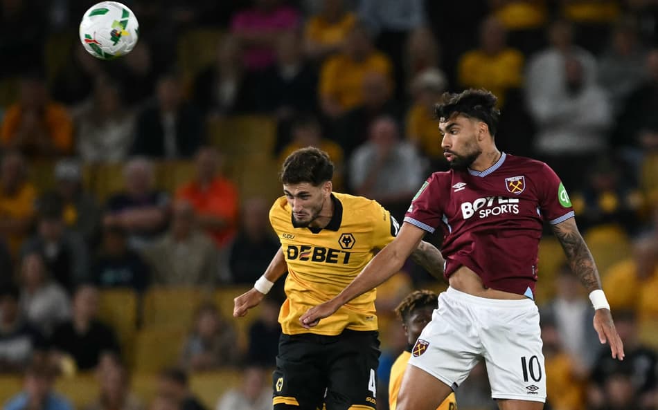 Lucas Paquetá, do West Ham, disputa bola com defesa do Wolverhampton, na Copa da Liga Inglesa
