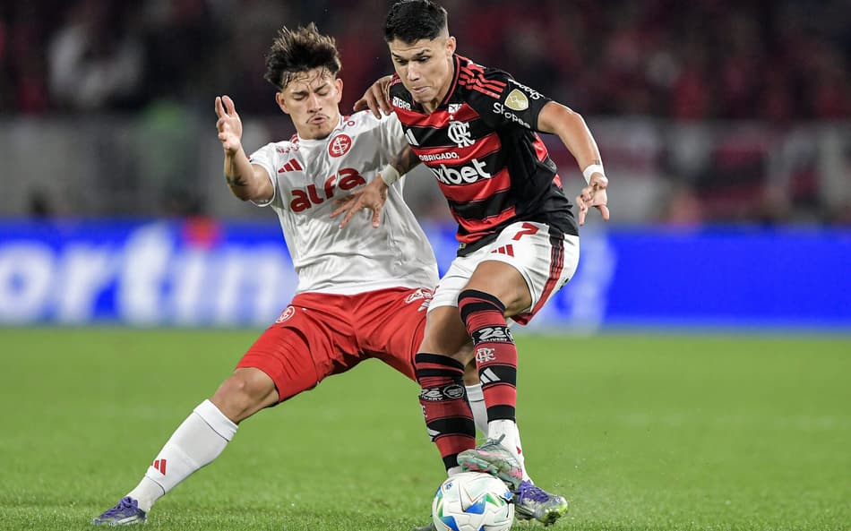 Luiz Araujo, jogador do Flamengo, durante partida contra o Internacional no Maracanã pela Libertadores