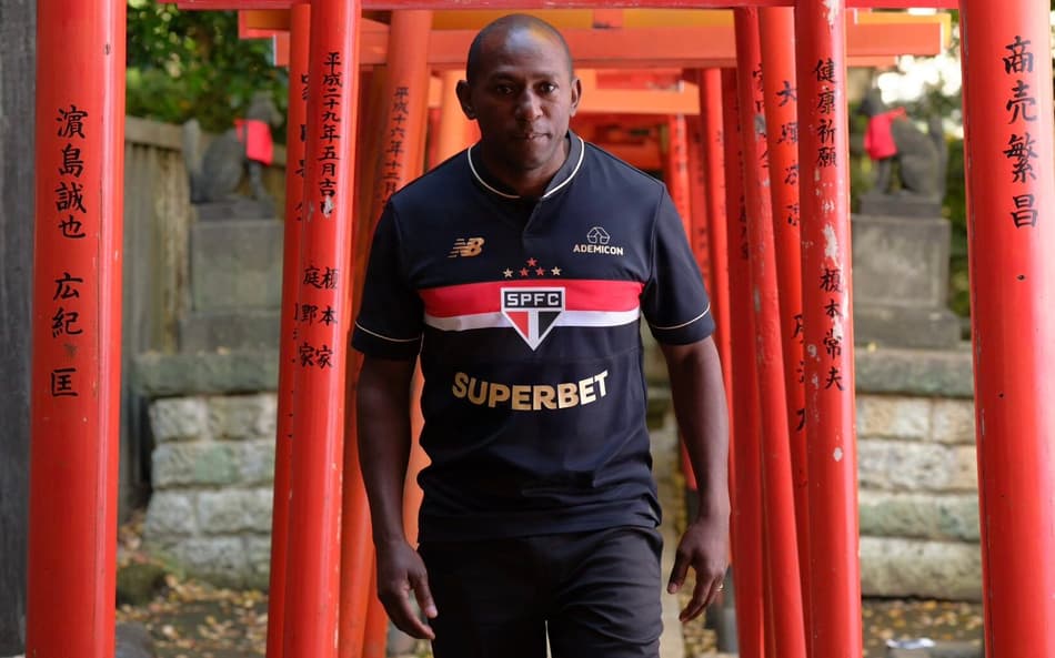 Mineiro participa de ensaio do uniforme 3 do São Paulo realizado no Japão. (Foto: Divulgação/ São Paulo FC)