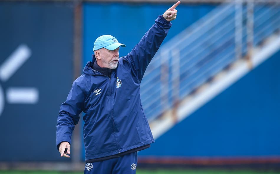 Mano Menezes prepara o Grêmio para enfrentar o Sport. (Foto: Lucas Uebel/Grêmio FBPA)