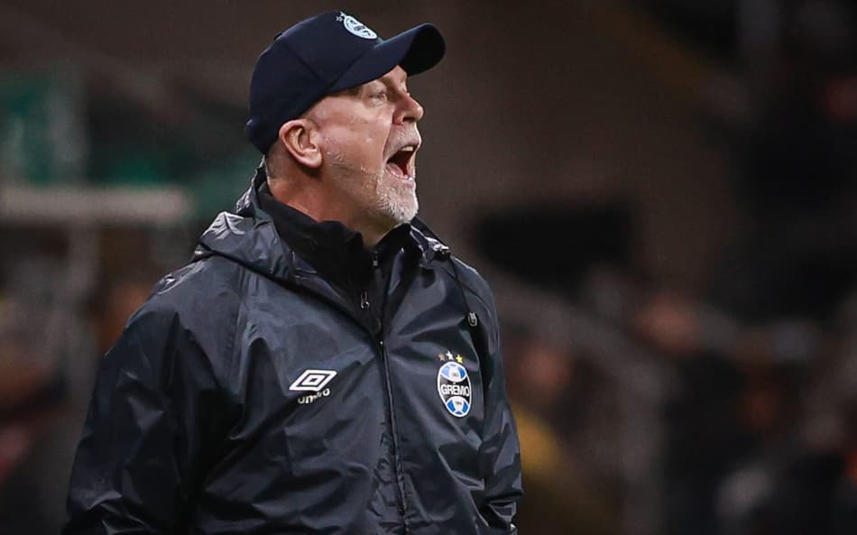 Mano Menezes grita durante o empate do Grêmio com o Ceará. (Foto: Maxi Franzoi/AGIF)