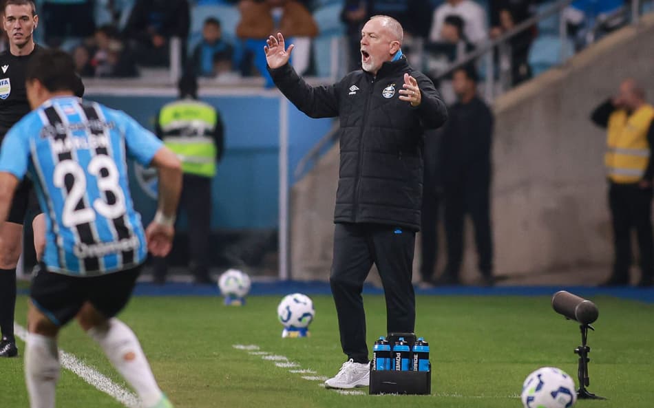 Mano Menezes esbraveja durante a derrota do Grêmio para o Sport. (Foto: Maxi Franzoi/AGIF)