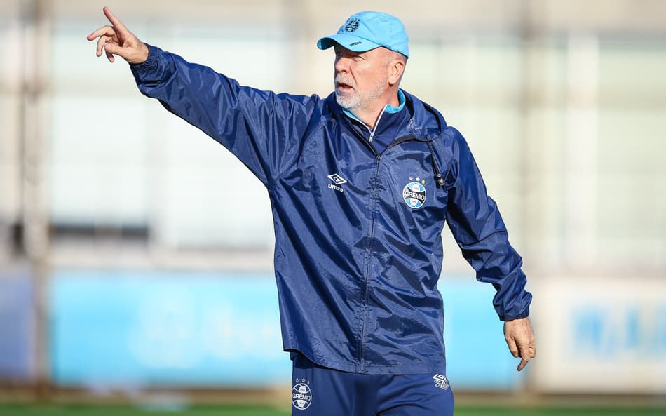 Mano Menezes em treinamento do Grêmio. (Foto: Lucas Uebel/Grêmio FBPA)