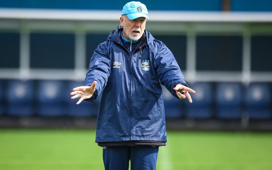 Pressionado, Mano Menezes promoverá mudanças na equipe. (Foto: Lucas Uebel/Grêmio FBPA)