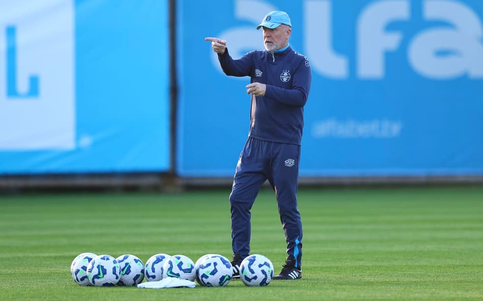 Mano Menezes em treinamento do Grêmio. (Foto: Lucas Uebel/Grêmio FBPA)