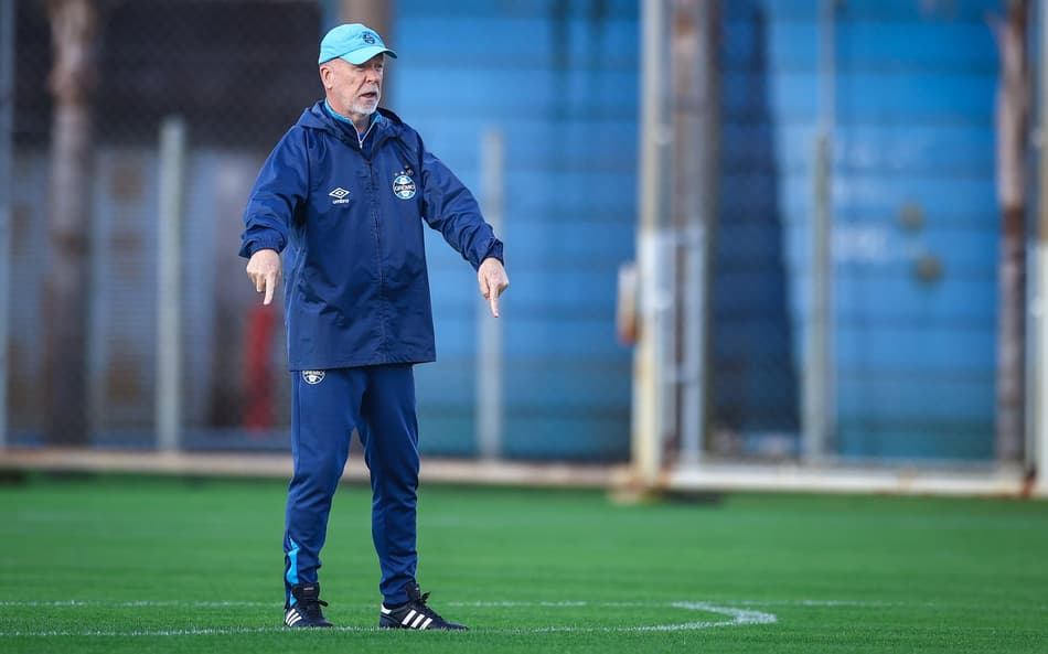Mano Menezes em treinamento do Grêmio. (Foto: Lucas Uebel/Grêmio FBPA)