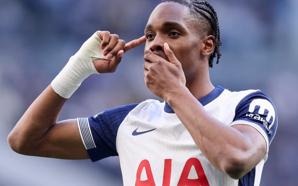 Mathys Tel comemora gol durante pré-temporada com o Tottenham