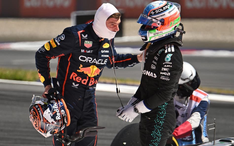 Max Verstappen e Kimi Antonelli após a batida no GP da Áustria (foto: Jure Makovec / AFP)