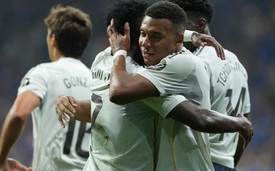 Mbappé comemora com Vini Jr gol do Real Madrid sobre o Real Oviedo, pela La Liga